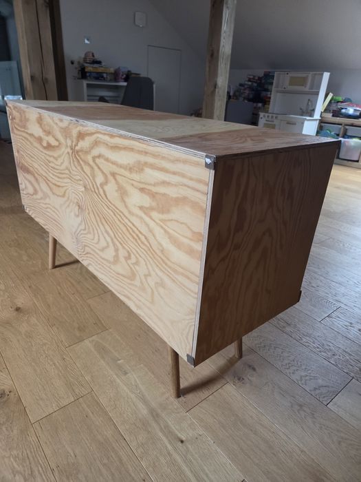 Szafka z przesuwnymi drzwiczkami