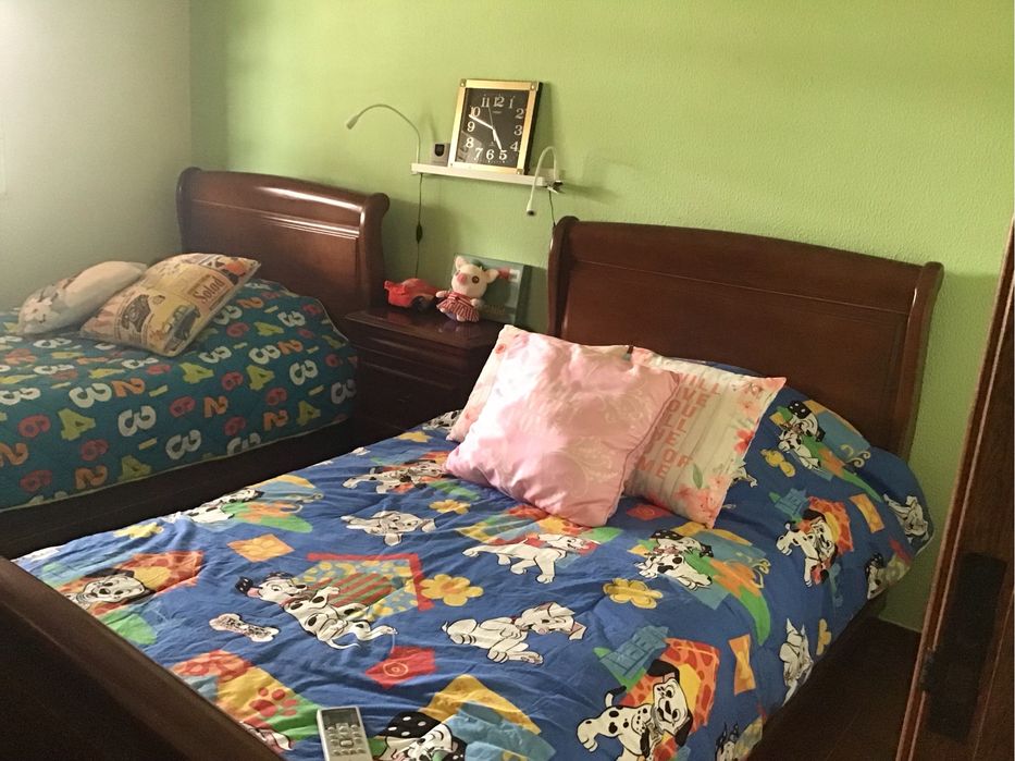 Mobilia de quarto com duas camas individuais, mesinha de cabeceira