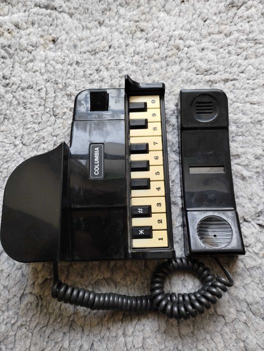 Telefon stacjonarny w obudowie fortepianu