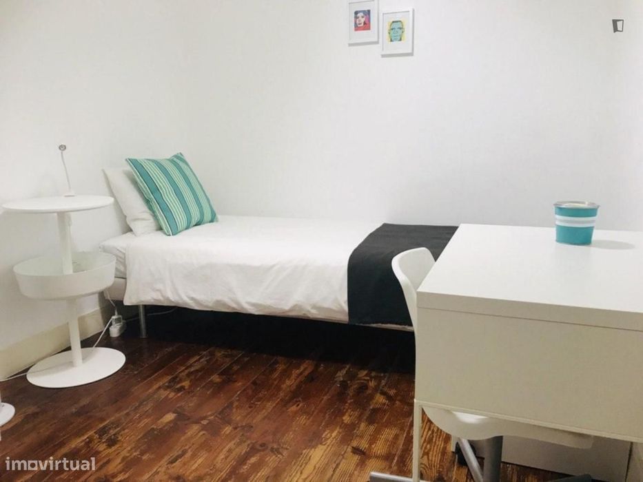 Quarto - localizado em Arroios Lisbon