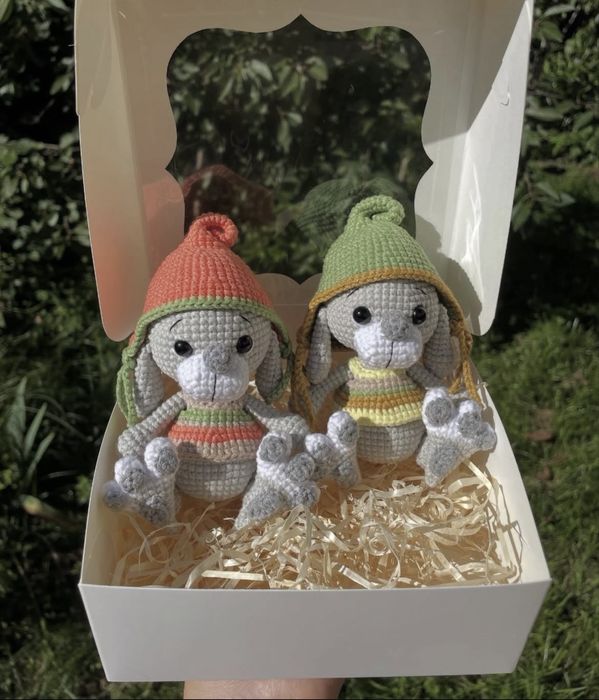 Кролик в шапці, вʼязаний гачком