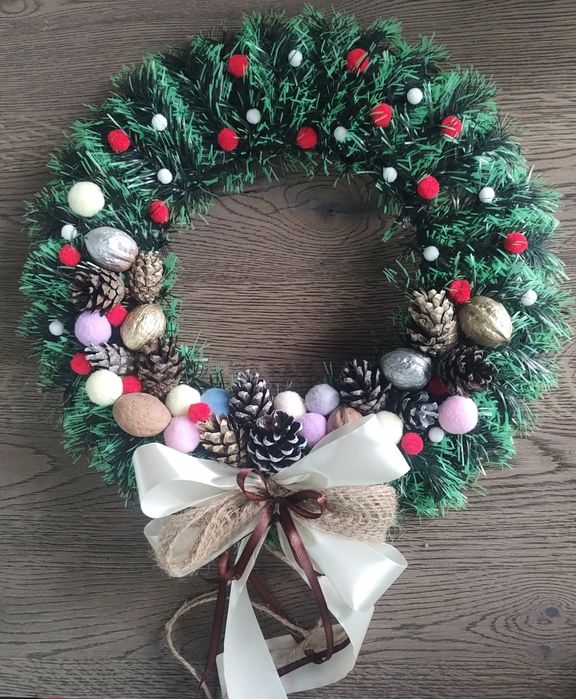 Новорічні різдвяні віночки на двері комод