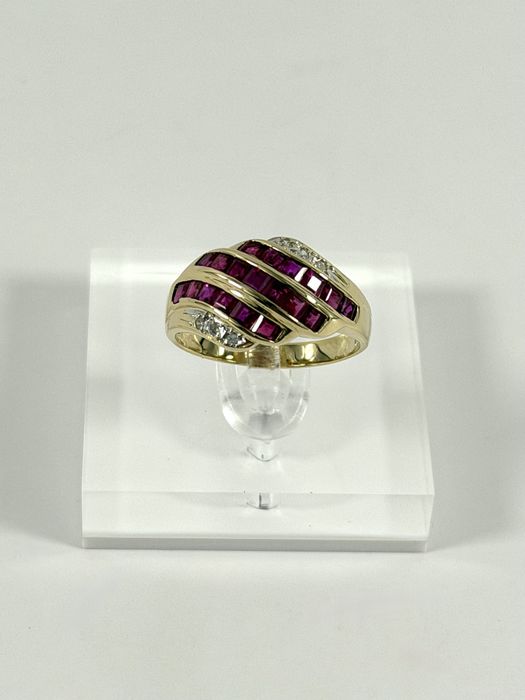 Złoty pierścionek z brylantami i rubinami