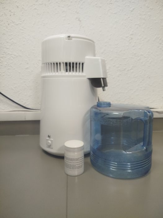 Дистилятор в пластиковому корпусі