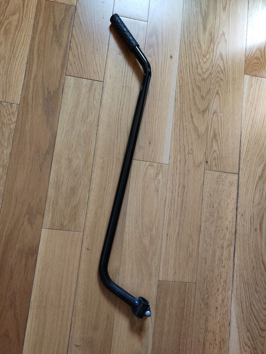 Kijek do roweru. Czarny z rączką gumową.