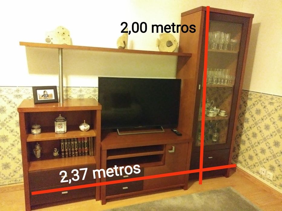 Mobília completa de sala de jantar e de estar.