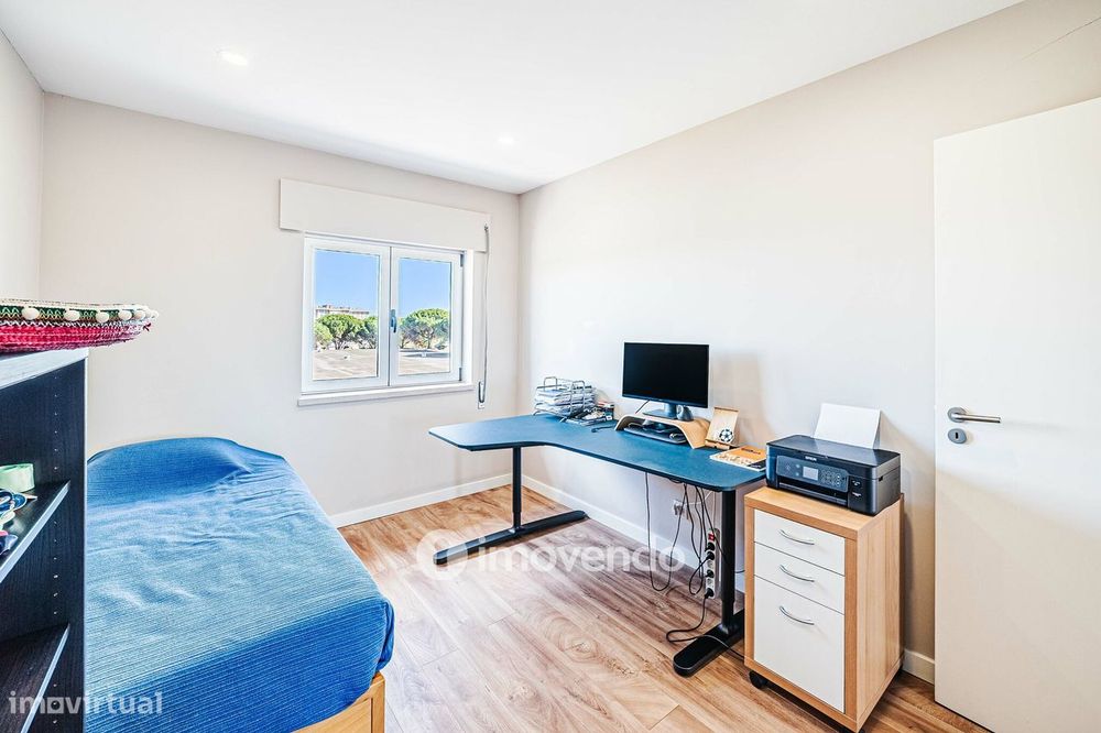 Apartamento T2 com boas áreas e muita luz natural, em Telheiras