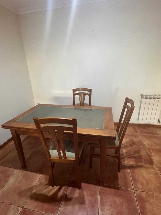 Vendo Mesa e cadeiras