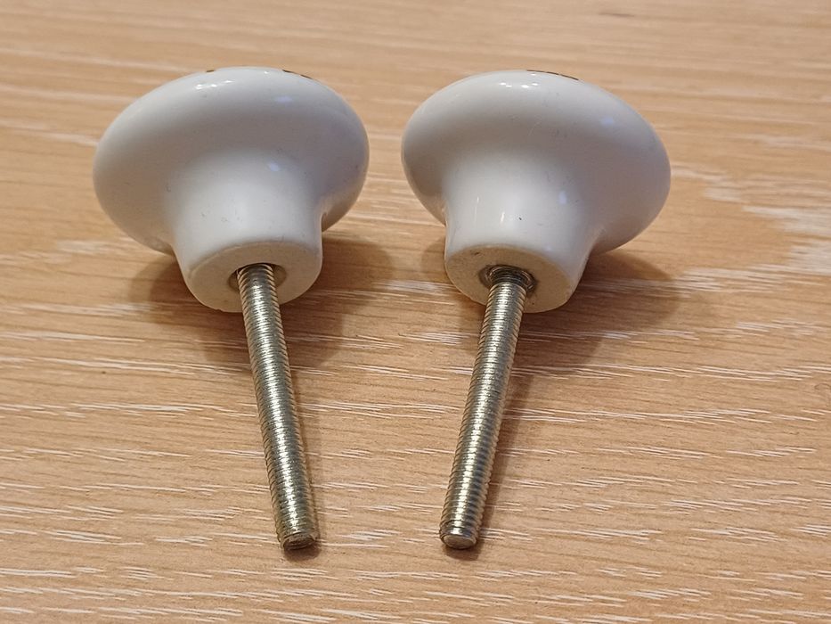 Dwa porcelanowe uchwyty do szafek