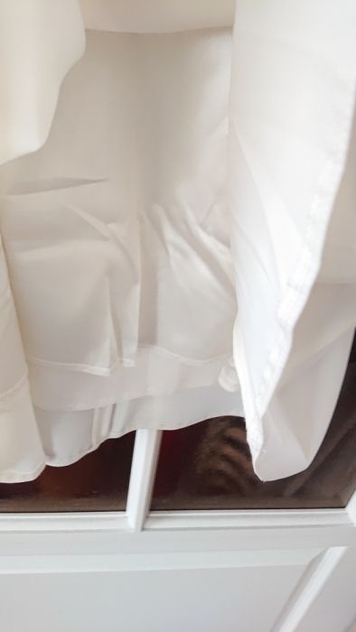 Sukienka ecru z broszką