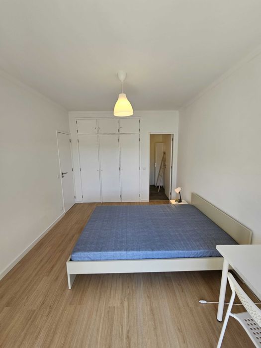 Quarto suite com varanda em apartamento remodelado e mobilado