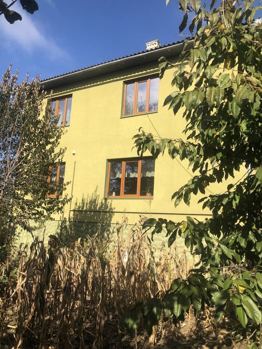 Будинок двоповерховий і будинок одноповерховий в одно і одноповерховий