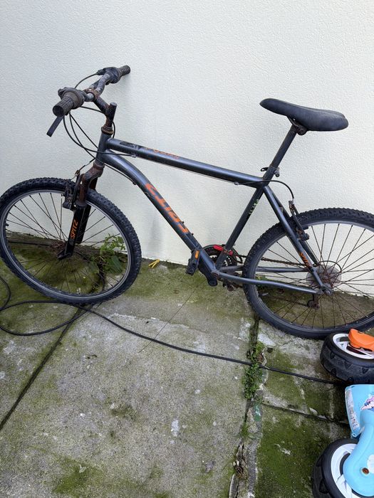 Vendo tres bicicletas; de mulher de homem e criança