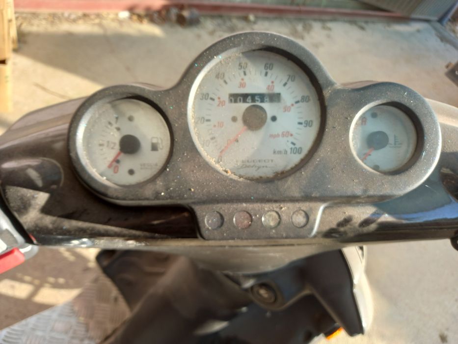 Acelera/ scooter.