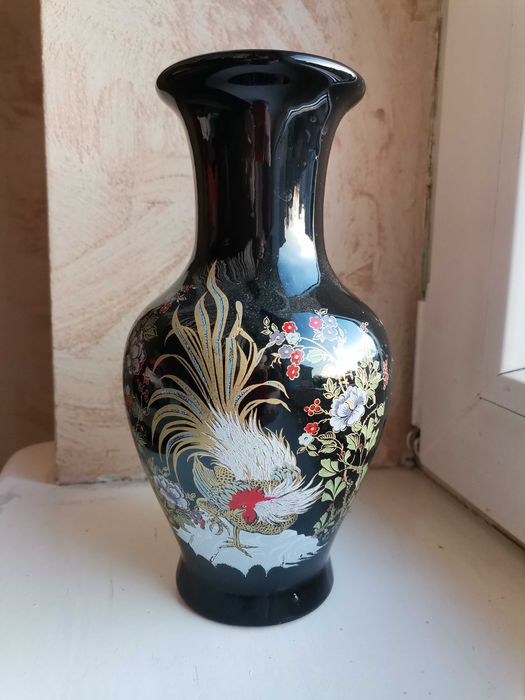 Czarny wazon z kogutem