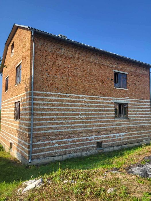 великий будинок з великою ділянкою(28сот) в с.Новий Милятин