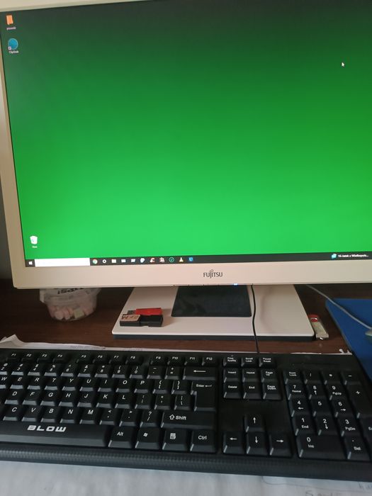 Komputer stacjonarny z monitorem