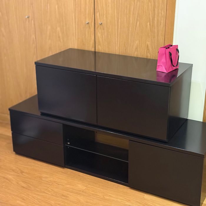 Móvel Tv composto por duas partes com compartimentos e prateleiras