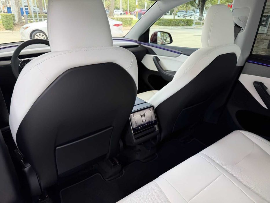 Tesla Model Y      2026
