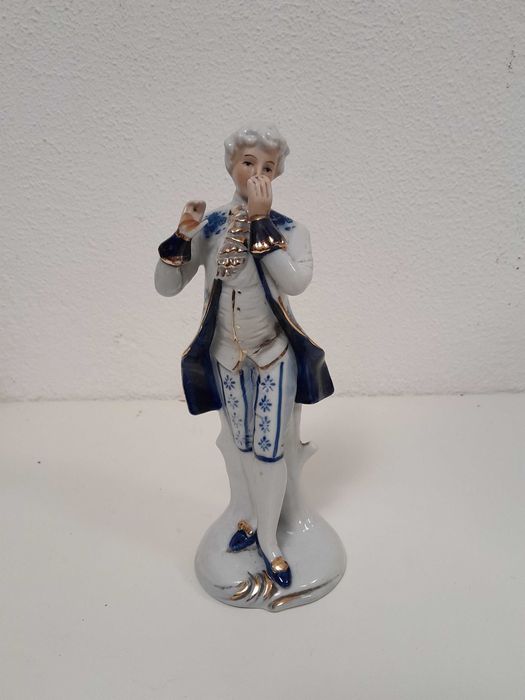 Figura masculina em porcelana policromada e dourada, vintage Korea