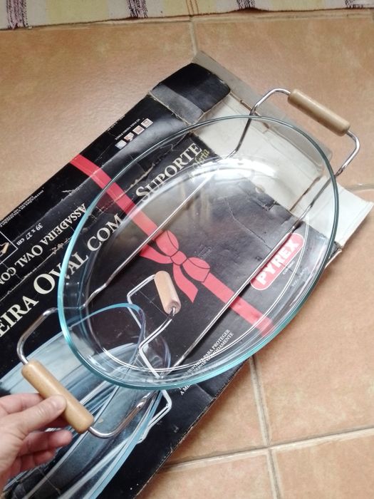 ASSADEIRA OVAL em pirex, com suporte