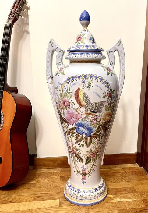 80 cm tin-glazed pottery jar. Hand-painted. Requires restoration on one handle.