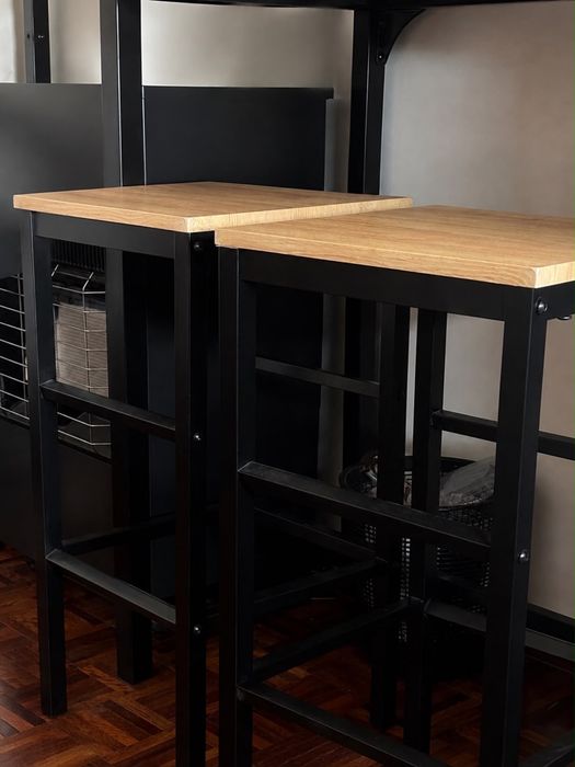 Conjunto mesa alta com 2 bancos – madeira e preto