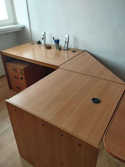 Meble biurowe - komplet - do biura - gabinetu - pomieszczenia - stół, biurka, regał, szafa z witryną