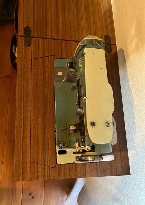 Antiga maquina de costura Alfa com móvel