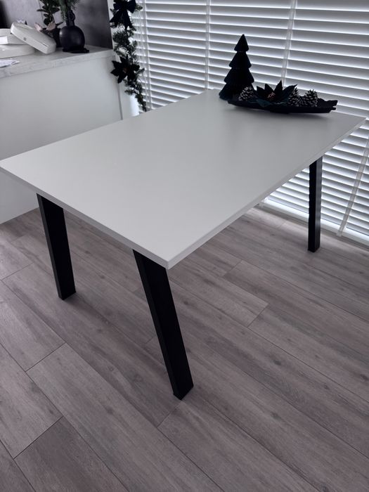 Stół biały z metalowymi nogami