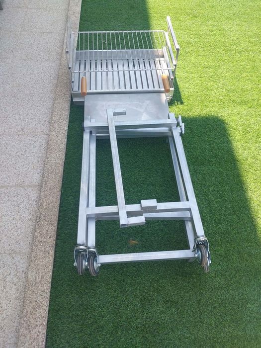 Churrasqueiras novas com ou sem rodas, tem queimador, grelha e mesas de apoio em inox