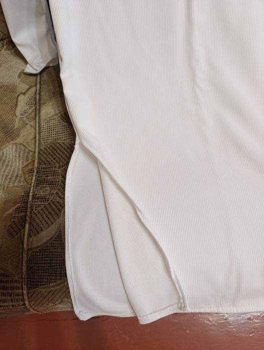 Біле силуетне жіноче плаття