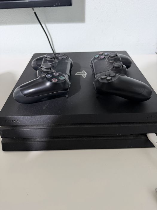 PS4 PRO como nova + 2 comandos