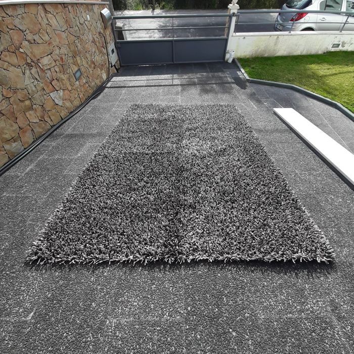 Venda de carpetes pretas esbranquiçadas