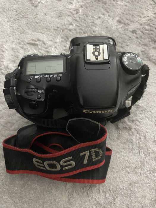 Máq. Canon 7D + Grip BG-E7 + Cartao 32 GB + carregador + alça