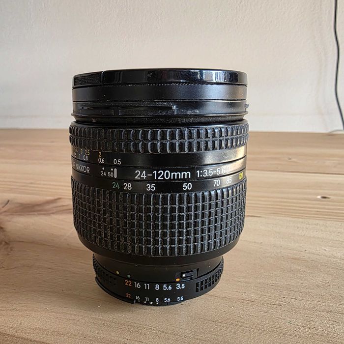 Objectiva Nikon AF 24-120mm.