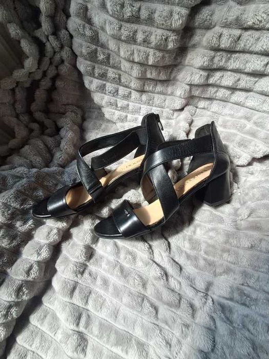 czarne, skórzane, eleganckie sandały na słupku Lasocki