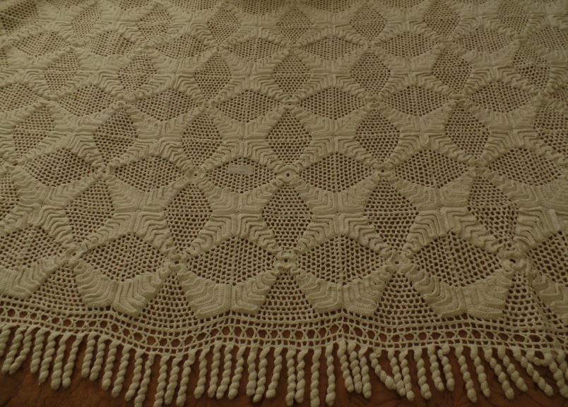 Colcha em linha branca feita à mão