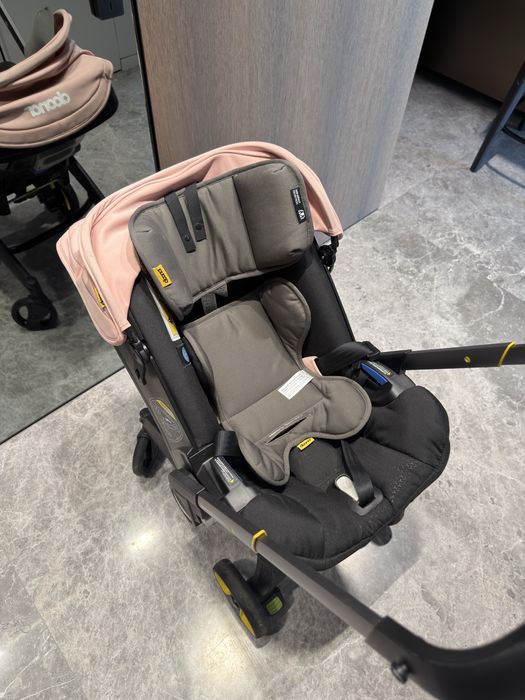 Aвтокрісло-коляску Doona з базою Isofix.