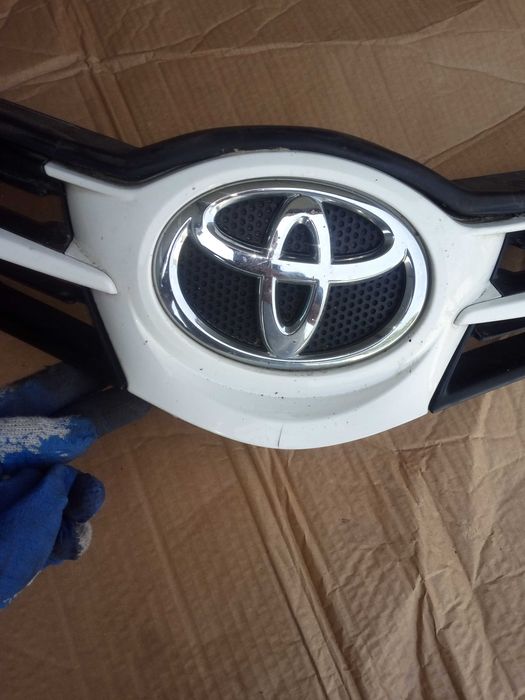 toyota AURIS II 13-15 grill atrapa zderzaka przód