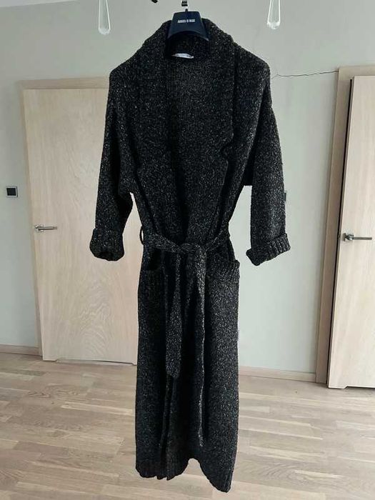 długi popielaty sweter