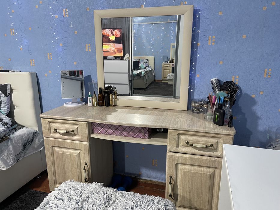 Трюмо, туалетний столик, косметичний столик