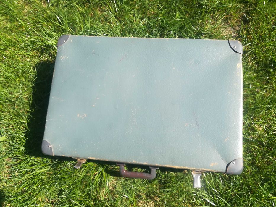 Stara walizka tekturowa