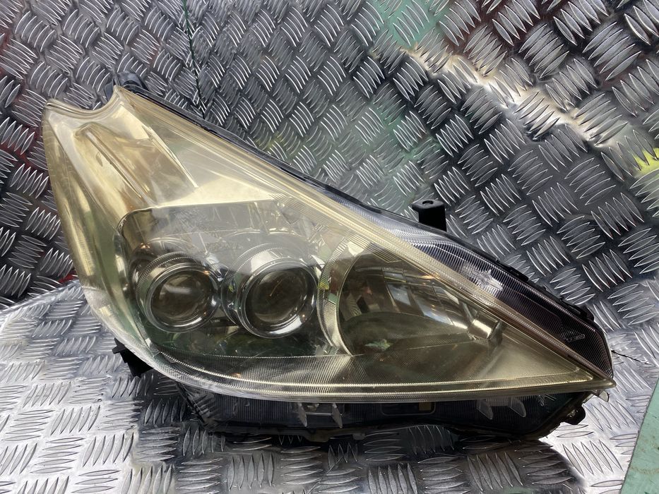 Lampa Reflektor przód przedni prawy prawa LED Toyota Prius Plus +