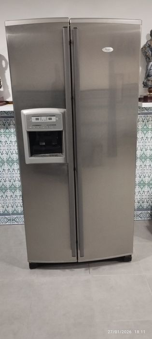 Frigorífico Americano, com sistema para fazer gelo, precisa  de placa.