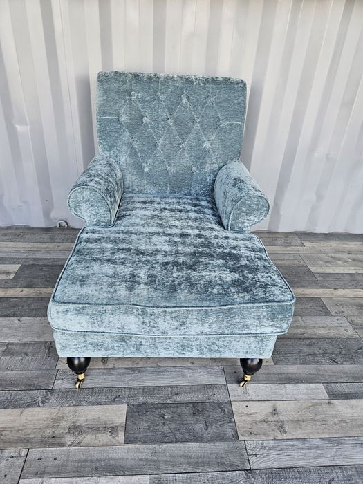 Zielony wydłużony fotel szezlong