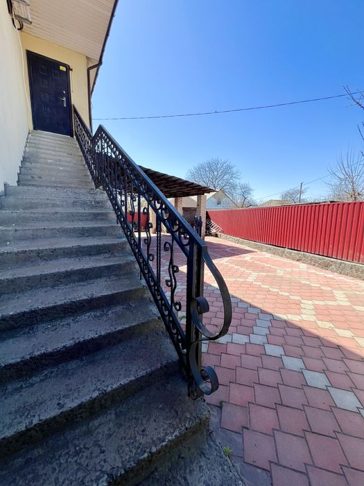 Продаж будинку з магазином на 1 поверсі!