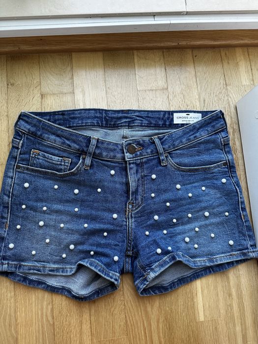 Krótkie jenasowe spodenki z perełkami - cross jeans