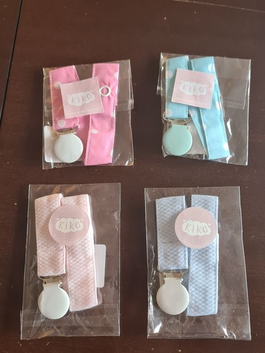 Acessórios para bebé. Sapatinhos, prende chupetas e babetes. NOVOS!