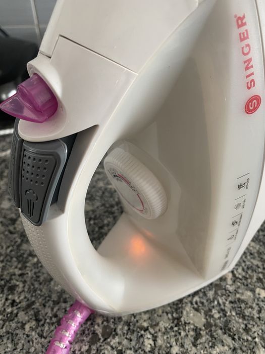 Ferro de engomar a vapor Singer SNG 4.22